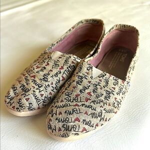 TOMS Mom's Heart Print Slip-On Shoes 8.5 beige canvas black and red print